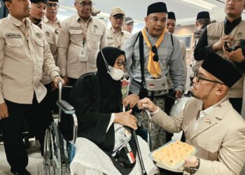 Wakil Menteri Haji dan Umrah Republik Indonesia, Dahnil Anzar Simanjuntak, berbincang dengan jemaah haji.(Foto: Humas Kemenhaj)