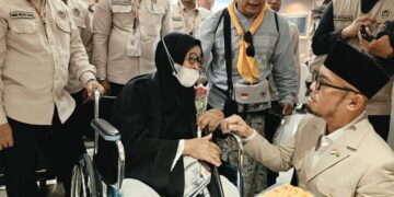 Wakil Menteri Haji dan Umrah Republik Indonesia, Dahnil Anzar Simanjuntak, berbincang dengan jemaah haji.(Foto: Humas Kemenhaj)