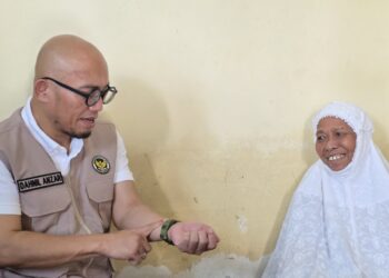 Wamenhaj RI Dahnil Anzar Simanjuntak berbincang dengan jemaah haji.(Foto: Humas Kemenhaj)