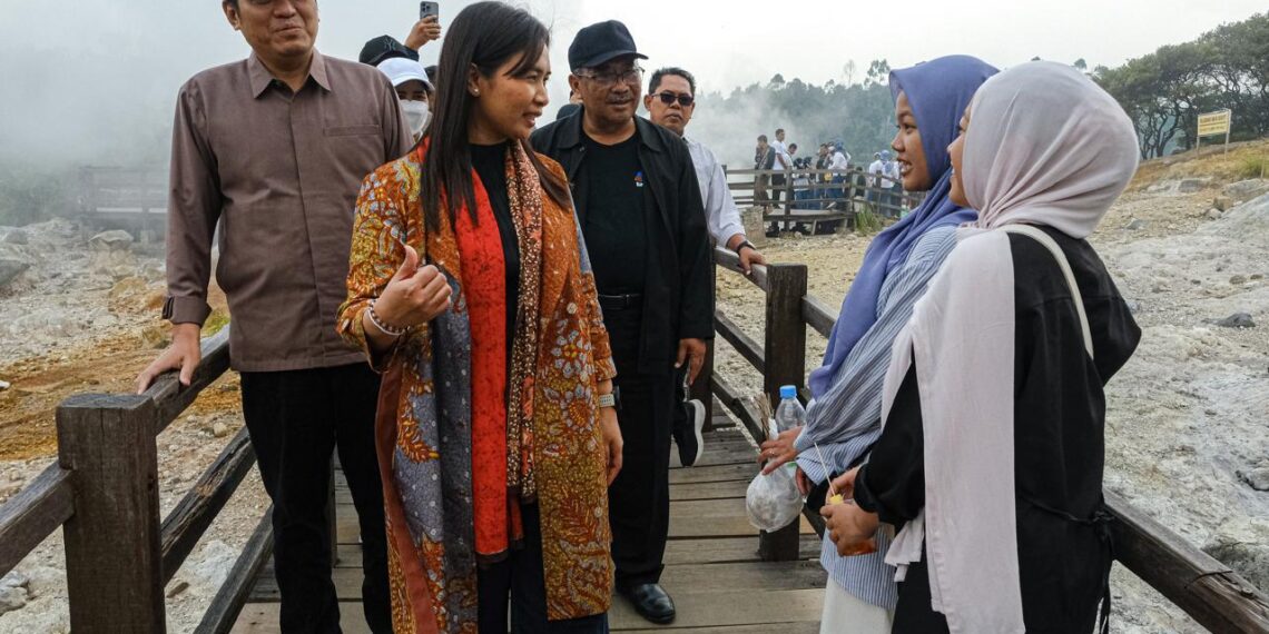 Wakil Menteri Pariwisata (Wamenpar) Ni Luh Puspa bersama jajaran di kawasan wisata Dieng.(Foto: Humas Kemenpar)