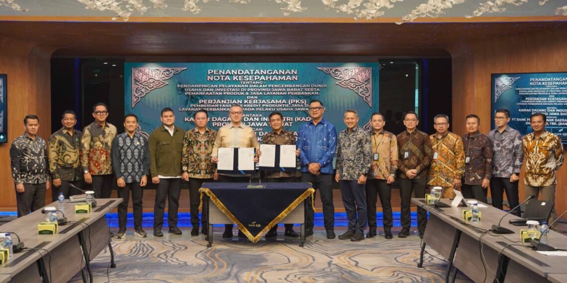 Penandatanganan Nota Kesepahaman (MoU) bank bjb dengan Kadin Jabar.