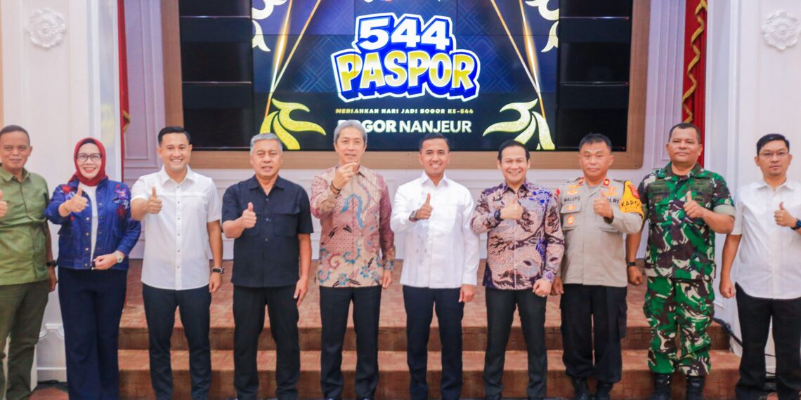 Wali Kota Bogor, Dedie A. Rachim, bersama jajaran berfoto bersama di sela-sela layanan Paspor Simpatik, masih dalam rangkaian Hari Jadi Bogor ke-544.(Foto: Humas Pemkot Bogor)