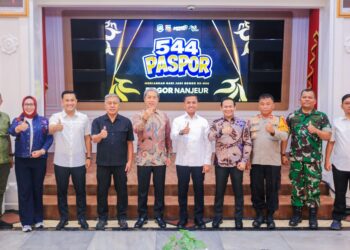 Wali Kota Bogor, Dedie A. Rachim, bersama jajaran berfoto bersama di sela-sela layanan Paspor Simpatik, masih dalam rangkaian Hari Jadi Bogor ke-544.(Foto: Humas Pemkot Bogor)