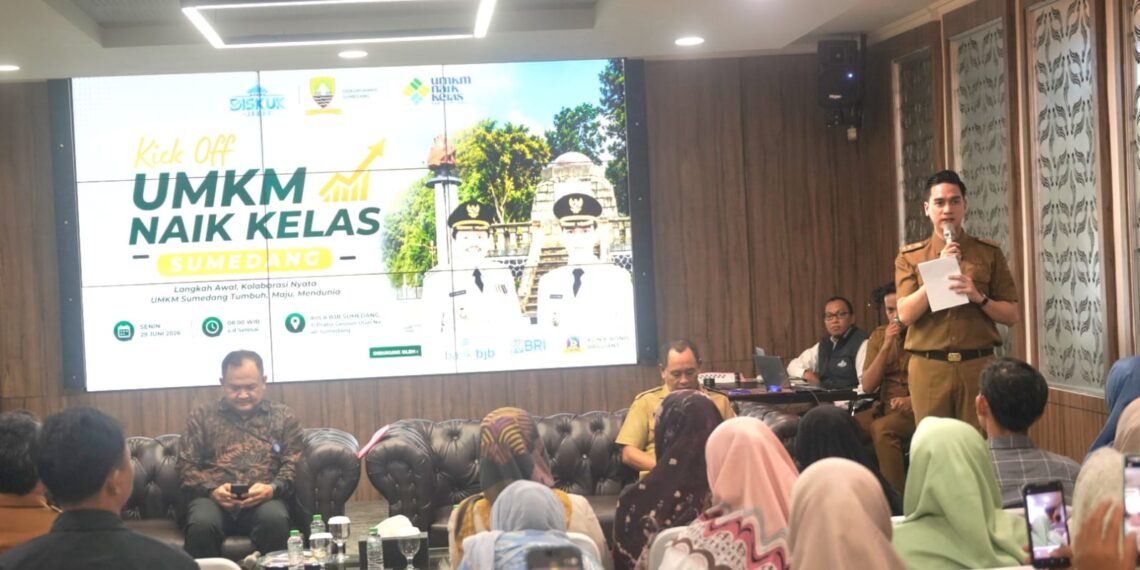 Wakil Bupati Sumedang M. Fajar Aldila membuka Kick Off Program UMKM Naik Kelas Tahun 2026 di Aula Bank BJB Cabang Sumedang, Senin (29/6/2026).(Foto: Humas Pemkab Sumedang)