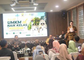 Wakil Bupati Sumedang M. Fajar Aldila membuka Kick Off Program UMKM Naik Kelas Tahun 2026 di Aula Bank BJB Cabang Sumedang, Senin (29/6/2026).(Foto: Humas Pemkab Sumedang)