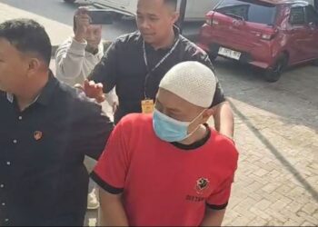 Taufik Hidayat (30) dibawa polisi saat akan melakukan rekonstruksi di Markas Polda (Mapolda) Jawa Barat, Kamis (02/07/2026).(Foto:Istimewa).