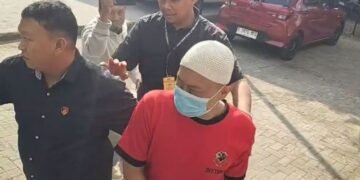 Taufik Hidayat (30) dibawa polisi saat akan melakukan rekonstruksi di Markas Polda (Mapolda) Jawa Barat, Kamis (02/07/2026).(Foto:Istimewa).