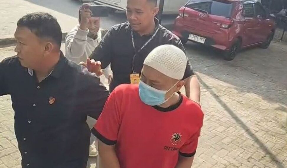 Taufik Hidayat (30) dibawa polisi untuk menjalani rekonstruksi di Markas Polda (Mapolda) Jawa Barat, Kamis (02/07/2027).