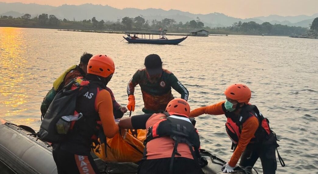 Tim SAR gabungan mengevakuasi jasad Deni Kurniawan (19), yang tenggelam di Waduk Saguling, Kabupaten Bandung Barat.(Foto: Istimewa).