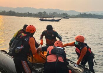 Tim SAR gabungan mengevakuasi jasad Deni Kurniawan (19), yang tenggelam di Waduk Saguling, Kabupaten Bandung Barat.(Foto: Istimewa).