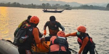 Tim SAR gabungan mengevakuasi jasad Deni Kurniawan (19), yang tenggelam di Waduk Saguling, Kabupaten Bandung Barat.(Foto: Istimewa).