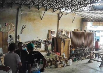 Tangkapan layar aksi 'Bang Jago' melakukan pemalakan terhadap pengusaha mebel di Kabupaten Bandung Barat terekam CCTV dan viral.(Foto:Istimewa).