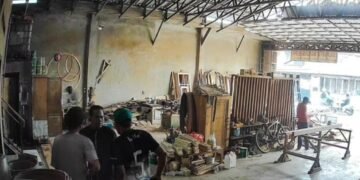 Tangkapan layar aksi 'Bang Jago' melakukan pemalakan terhadap pengusaha mebel di Kabupaten Bandung Barat terekam CCTV dan viral.(Foto:Istimewa).