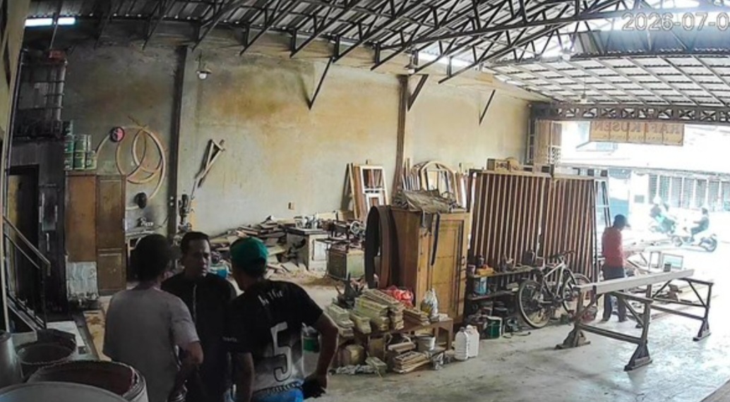 Tangkapan layar aksi 'Bang Jago' melakukan pemalakan terhadap pengusaha mebel di Kabupaten Bandung Barat terekam CCTV dan viral.(Foto:Istimewa).