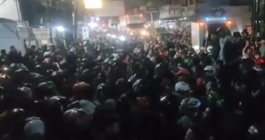 Para pengemudi ojek online (ojol) geruduk kantor debt collector di Jalan Kopo Sayati, Kabupaten Bandung.(Foto:Istimewa).