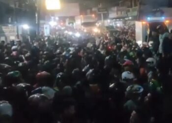 Para pengemudi ojek online (ojol) geruduk kantor debt collector di Jalan Kopo Sayati, Kabupaten Bandung.(Foto:Istimewa).