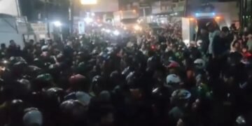 Para pengemudi ojek online (ojol) geruduk kantor debt collector di Jalan Kopo Sayati, Kabupaten Bandung.(Foto:Istimewa).