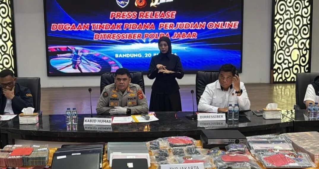 Keterangan pers Polda Jawa Barat pengungkapan kasus judi online beromzet Rp.96 miliar.(Foto:Istimewa).