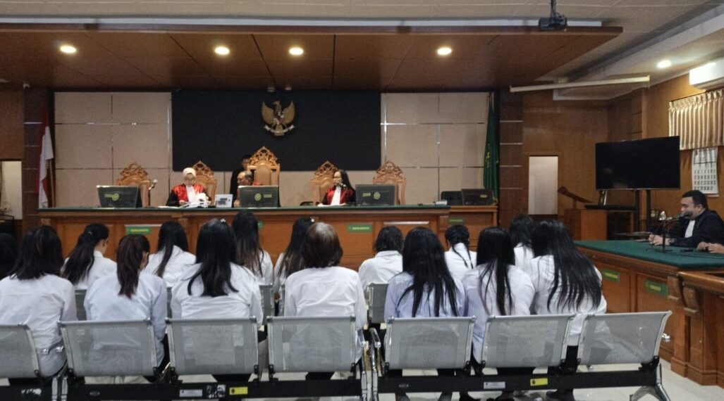Para terdakwa sindikat perdagangan bayi menjalani sidang putusan di Pengadilan Negeri Bandung.(Foto:Istimewa).