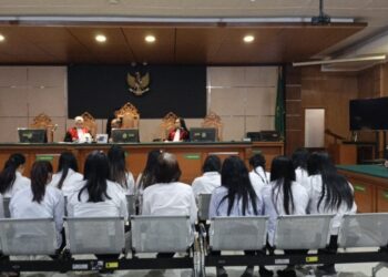 Para terdakwa sindikat perdagangan bayi menjalani sidang putusan di Pengadilan Negeri Bandung.(Foto:Istimewa).