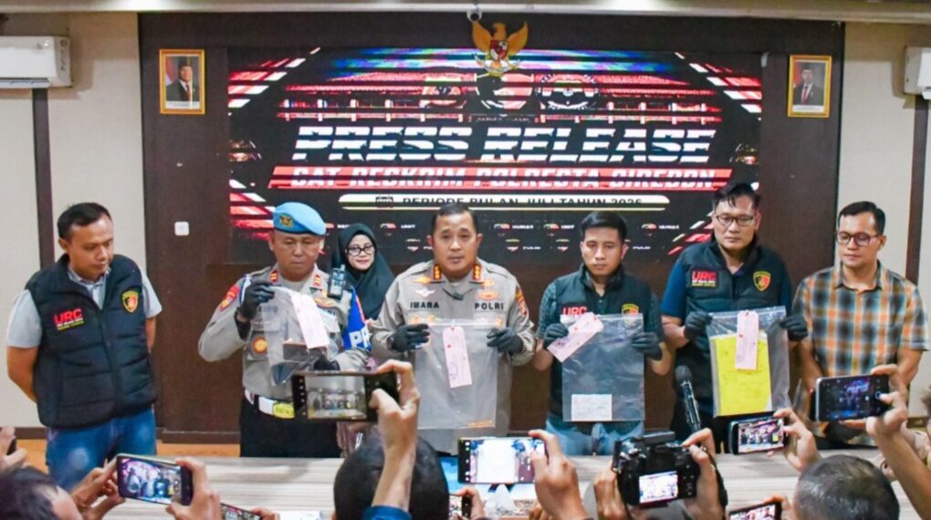 Kapolresta Cirebon, Kombes Pol. Imara Utama, menunjukkan barang bukti kasus pembunuhan ibu rumah tangga oleh oknum ASN Pemkab Cirebon.(Foto:Istimewa).