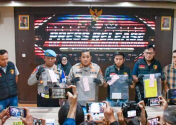 Kapolresta Cirebon, Kombes Pol. Imara Utama, menunjukkan barang bukti kasus pembunuhan ibu rumah tangga oleh oknum ASN Pemkab Cirebon.(Foto:Istimewa).