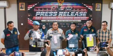 Kapolresta Cirebon, Kombes Pol. Imara Utama, menunjukkan barang bukti kasus pembunuhan ibu rumah tangga oleh oknum ASN Pemkab Cirebon.(Foto:Istimewa).