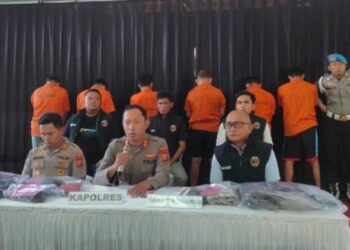 Kapolres Sumedang AKBP Sandityo Mahardika memberikan keterangan pers terkait pengungkapan komplotan begal sasar nasabah bank.(Foto:Istimewa).