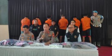 Kapolres Sumedang AKBP Sandityo Mahardika memberikan keterangan pers terkait pengungkapan komplotan begal sasar nasabah bank.(Foto:Istimewa).