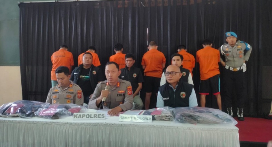 Kapolres Sumedang AKBP Sandityo Mahardika memberikan keterangan pers terkait pengungkapan komplotan begal sasar nasabah bank.(Foto:Istimewa).