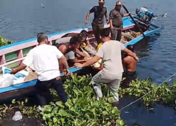 Proses evakuasi mayat Sumarna (40), satpam yang ditemukan tewas tangan terborgol di Waduk Jatiluhur, Purwakarta.(Foto:Istimewa).