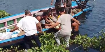Proses evakuasi mayat Sumarna (40), Satpam Jatiluhur yang ditemukan tewas tangan terborgol di Waduk Jatiluhur, Purwakarta.(Foto:Istimewa).