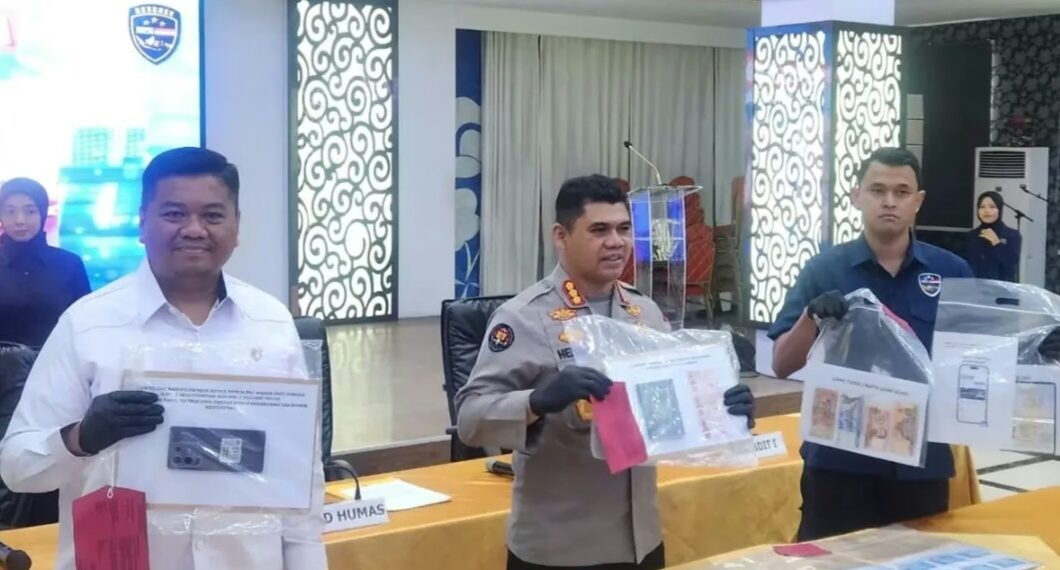 Kabid Humas Polda Jabar, Kombes Pol. Hendra Rochmawan, menunjukan barang bukti pengungkapan kasus penipuan modus 'love scamming' oleh Direktorat Reserse Siber.(Foto:Istimewa).