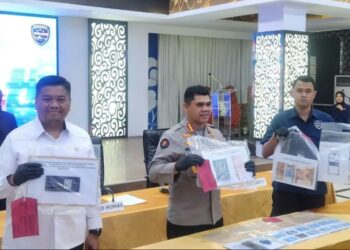 Kabid Humas Polda Jabar, Kombes Pol. Hendra Rochmawan, menunjukan barang bukti pengungkapan kasus penipuan modus 'love scamming' oleh Direktorat Reserse Siber.(Foto:Istimewa).