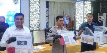 Kabid Humas Polda Jabar, Kombes Pol. Hendra Rochmawan, menunjukan barang bukti pengungkapan kasus penipuan modus 'love scamming' oleh Direktorat Reserse Siber.(Foto:Istimewa).