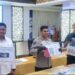 Kabid Humas Polda Jabar, Kombes Pol. Hendra Rochmawan, menunjukan barang bukti pengungkapan kasus penipuan modus 'love scamming' oleh Direktorat Reserse Siber.(Foto:Istimewa).
