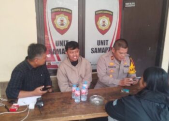 Pengemudi ojol, Diki Akbari, saat dimintai keterangan di Markas Polsek (Mapolsek) Cibeunying Kidul.(Foto:Istimewa).