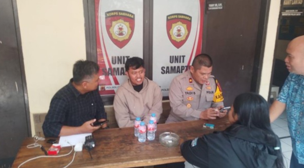 Pengemudi ojol, Diki Akbari, saat dimintai keterangan di Markas Polsek (Mapolsek) Cibeunying Kidul.(Foto:Istimewa).