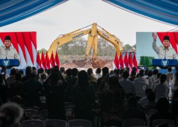Presiden Prabowo Subianto secara resmi memulai groundbreaking Proyek Strategis Nasional (PSN) Liquefied Natural Gas (LNG) Abadi Masela pada Kamis (16/07/2026). (Foto: Setneg)