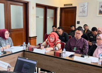 Anggota DPD Dapil Jabar Agita Nurfianti (paling kiri) di acara Inventarisasi Materi Pengawasan terkait Pemberhentian PPPK Bidang Pendidikan dan Kesehatan Berdasarkan Undang-Undang Nomor 20 Tahun 2023 tentang Aparatur Sipil Negara (ASN), Kamis (23/7), di Bandung, dalam rangka Reses Masa Sidang V Tahun Sidang 2025–2026.
