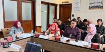 Anggota DPD Dapil Jabar Agita Nurfianti (paling kiri) di acara Inventarisasi Materi Pengawasan terkait Pemberhentian PPPK Bidang Pendidikan dan Kesehatan Berdasarkan Undang-Undang Nomor 20 Tahun 2023 tentang Aparatur Sipil Negara (ASN), Kamis (23/7), di Bandung, dalam rangka Reses Masa Sidang V Tahun Sidang 2025–2026.