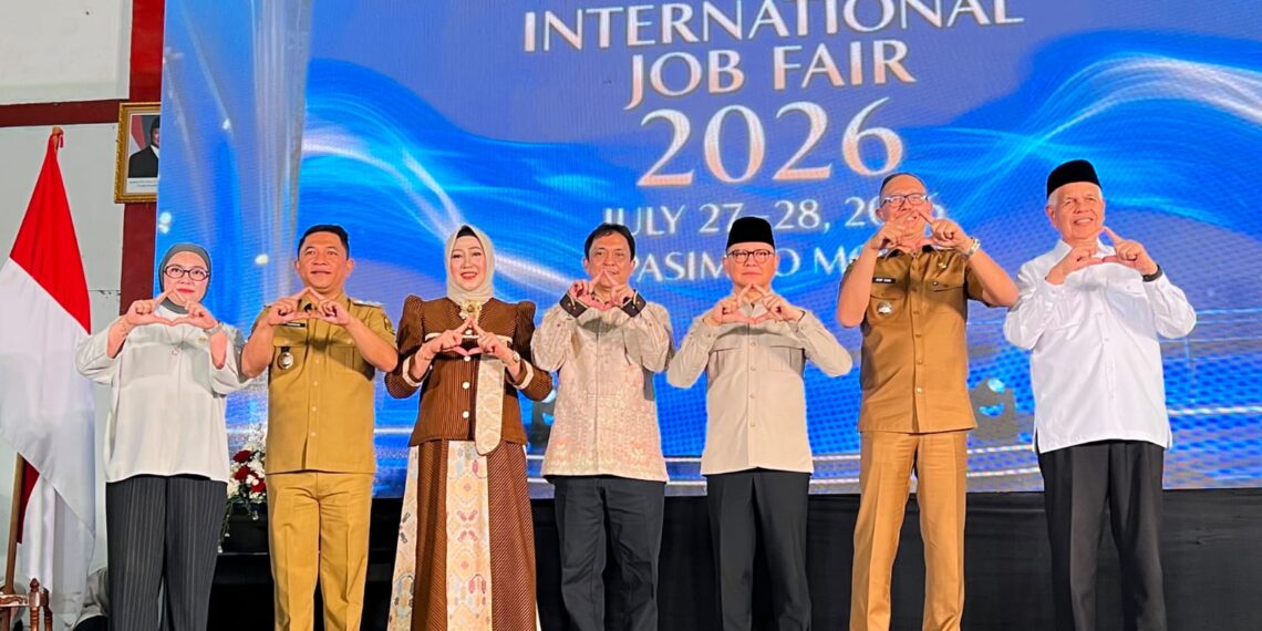 Anggota DPD Dapil Jabar Agita Nurfianti (paling kiri) saat acara International Job Fair 2026 Kampus PASIM. Hadir juga di acara itu, Menteri Pelindungan Pekerja Migran Indonesia (P2MI) Mukhtarudin dan Wali Kota Sukabumi Ayep Zaki, serta jajaran Pemkab Sukabumi dan Rektorat Kampus PASIM Sukabumi.(Foto: Istimewa)