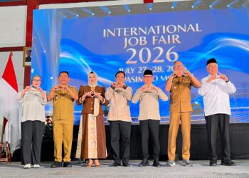 Anggota DPD Dapil Jabar Agita Nurfianti (paling kiri) saat acara International Job Fair 2026 Kampus PASIM. Hadir juga di acara itu, Menteri Pelindungan Pekerja Migran Indonesia (P2MI) Mukhtarudin dan Wali Kota Sukabumi Ayep Zaki, serta jajaran Pemkab Sukabumi dan Rektorat Kampus PASIM Sukabumi.(Foto: Istimewa)