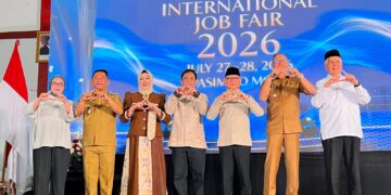 Anggota DPD Dapil Jabar Agita Nurfianti (paling kiri) saat acara International Job Fair 2026 Kampus PASIM. Hadir juga di acara itu, Menteri Pelindungan Pekerja Migran Indonesia (P2MI) Mukhtarudin dan Wali Kota Sukabumi Ayep Zaki, serta jajaran Pemkab Sukabumi dan Rektorat Kampus PASIM Sukabumi.(Foto: Istimewa)