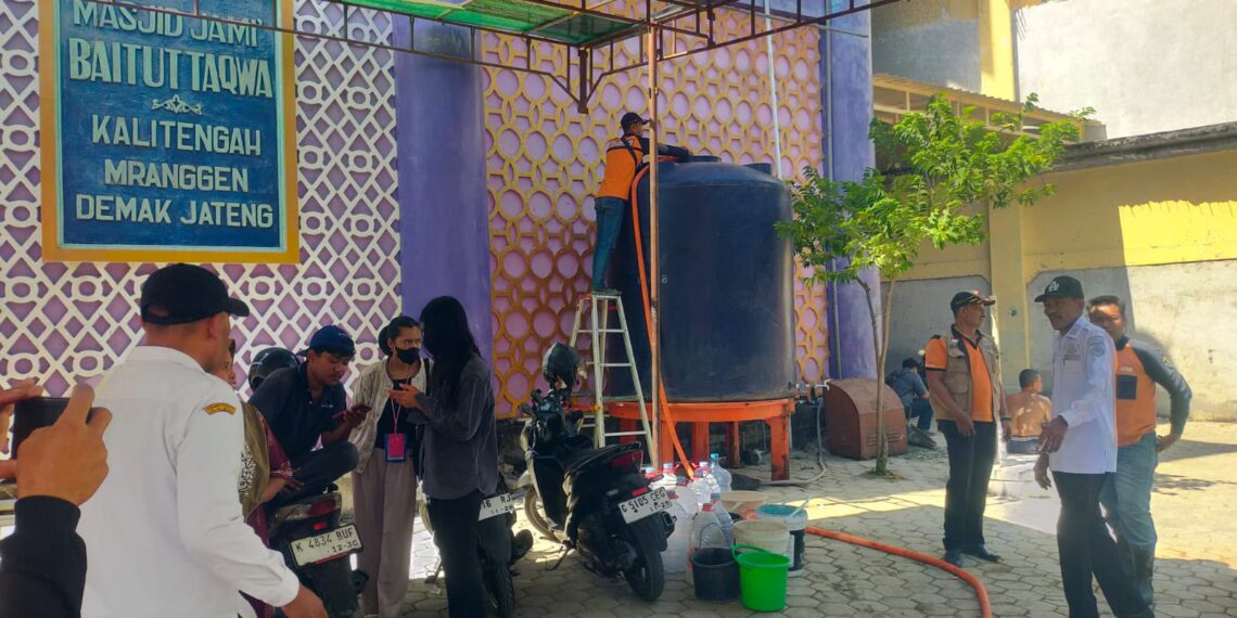 Foto : BPBD Kabupaten Demak mendistribusikan air bersih bagi masyarakat terdampak kekeringan di Desa Kalitengah, Kecamatan Mranggen, Kabupaten Demak, Jawa Tengah, pada Rabu (22/7). (BPBD Kabupaten Demak)