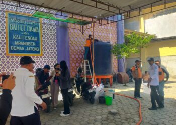 Foto : BPBD Kabupaten Demak mendistribusikan air bersih bagi masyarakat terdampak kekeringan di Desa Kalitengah, Kecamatan Mranggen, Kabupaten Demak, Jawa Tengah, pada Rabu (22/7). (BPBD Kabupaten Demak)