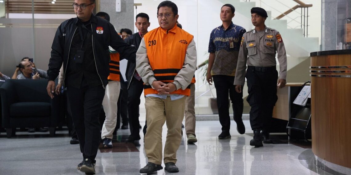 Komisi Pemberantasan Korupsi (KPK) melakukan penangkapan terhadap tiga tersangka yang tertangkap tangan melakukan dugaan tindak pidana korupsi terkait benturan kepentingan dalam pengadaan barang dan jasa, suap pengadaan barang dan jasa, serta penerimaan lainnya atau gratifikasi di lingkungan Pemerintah Kabupaten (Pemkab) Lombok Barat, Provinsi Nusa Tenggara Barat.(Foto: website KPK)