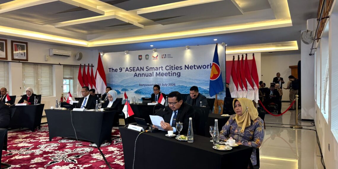 Bupati Sumedang Dony Ahmad Munir menjadi narasumber pada agenda internasional ASEAN Smart Cities Network (ASCN) Annual Meeting 2026 di Aula Rempeg Jagapati, Kantor Bupati Banyuwangi, Senin (20/7/2026).(Foto: Humas Pemkab Sumedang)