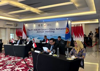 Bupati Sumedang Dony Ahmad Munir menjadi narasumber pada agenda internasional ASEAN Smart Cities Network (ASCN) Annual Meeting 2026 di Aula Rempeg Jagapati, Kantor Bupati Banyuwangi, Senin (20/7/2026).(Foto: Humas Pemkab Sumedang)