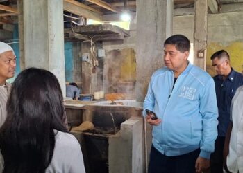 Bupati Sumedang Dony Ahmad Munir (kanan) mendampingi Menteri Perumahan dan Kawasan Permukiman (PKP) Maruarar Sirait (tengah).(Foto: Humas Pemkab Sumedang)